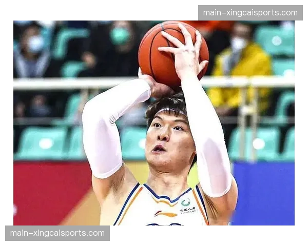 上海王哲林内线轴心作用 配合外援无球穿插